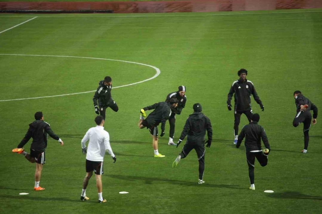 Beşiktaş, yoğun yağış ve r&uuml;zgar altında hazırlıklarına devam etti 1