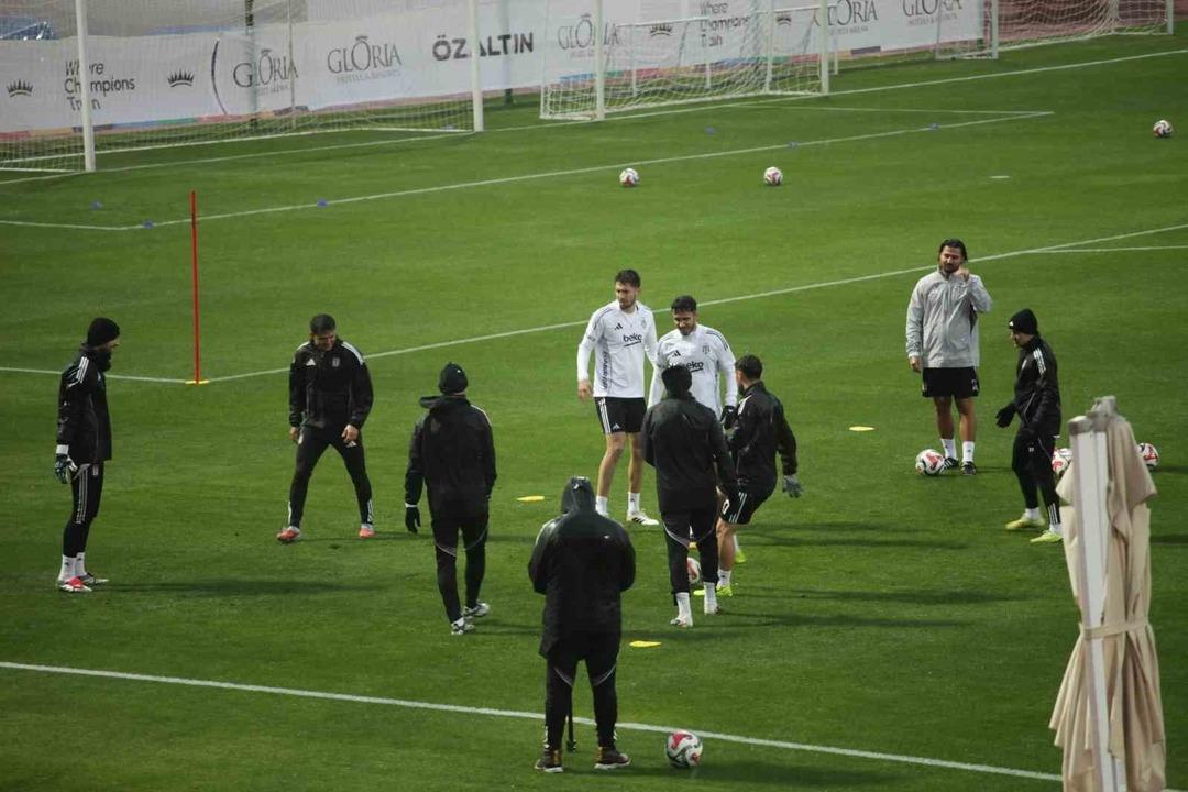 Beşiktaş, yoğun yağış ve r&uuml;zgar altında hazırlıklarına devam etti 3