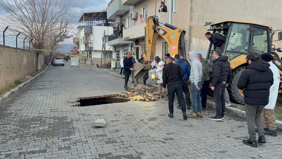 Yer: Manisa! Yağışlardan &ccedil;&ouml;ken yolda insan kafatası ve kemikler bulundu 4
