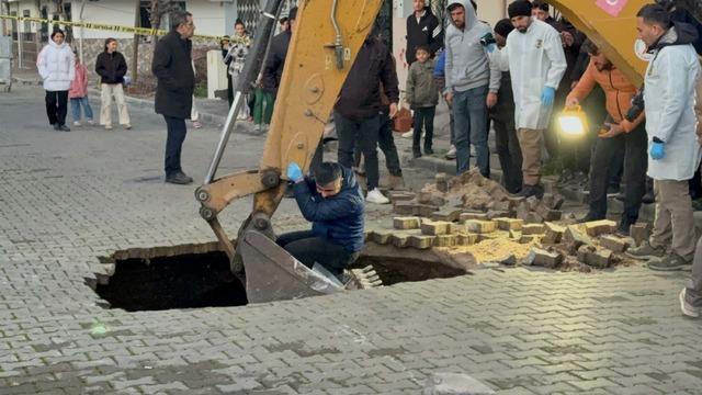 Yer: Manisa! Yağışlardan çöken yolda insan kafatası ve kemikler bulundu