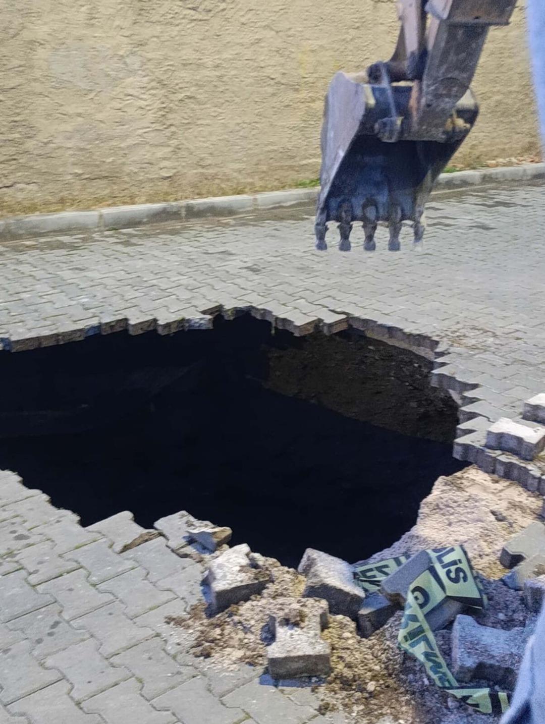 Yer: Manisa! Yağışlardan &ccedil;&ouml;ken yolda insan kafatası ve kemikler bulundu 1