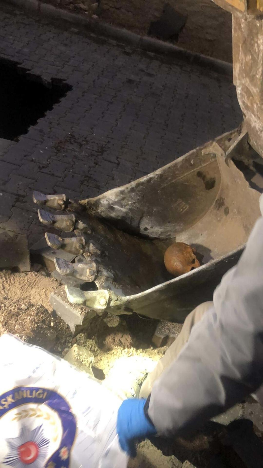 Yer: Manisa! Yağışlardan &ccedil;&ouml;ken yolda insan kafatası ve kemikler bulundu 3