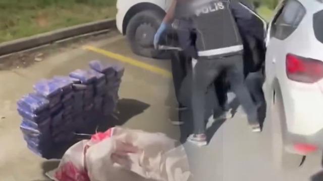 İstanbul Emniyet Müdürlüğü o anları paylaştı: 88 kilo eroin böyle ele geçirildi