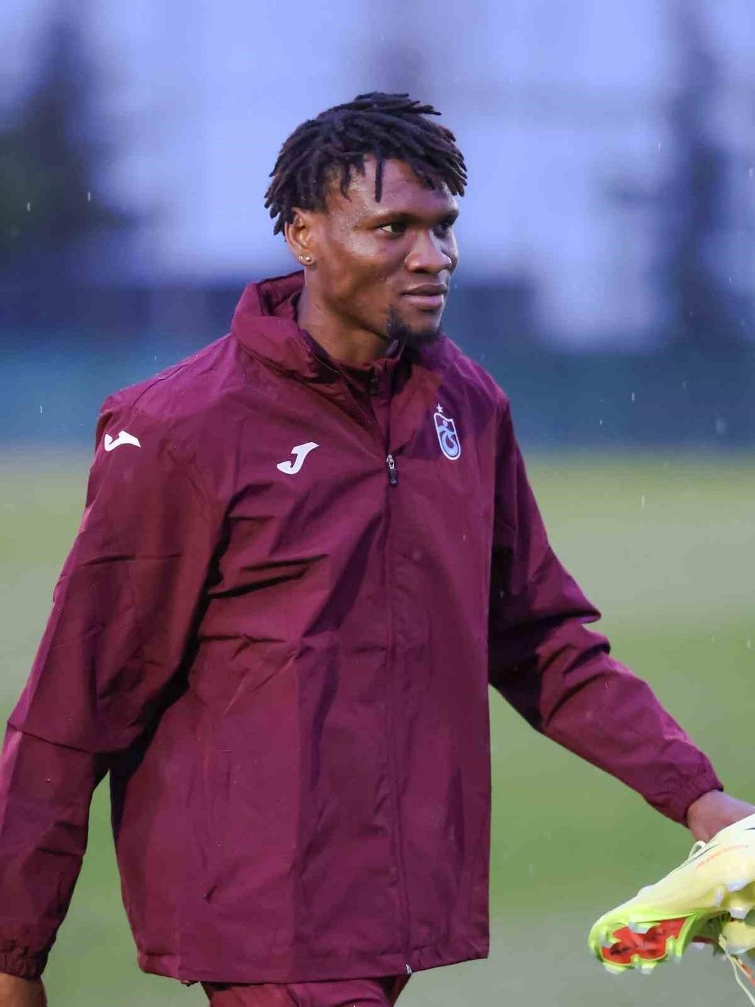 Trabzonspor&rsquo;un yeni transferi Chibuike Nwaiwu ilk antrenmanına &ccedil;ıktı 1