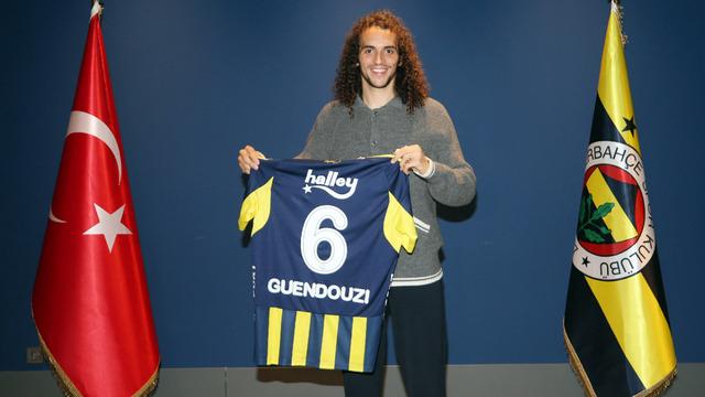 Mattéo Guendouzi resmen Fenerbahçe'de! İmzayı attı, ilk pozu ailesiyle verdi