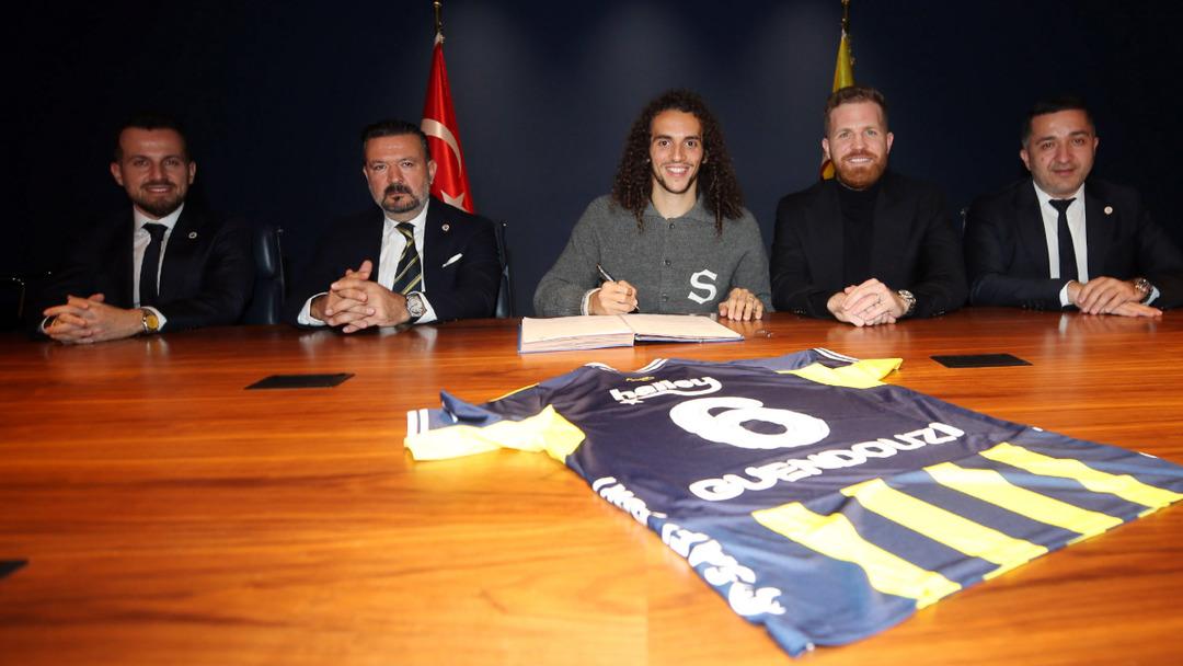 Mattéo Guendouzi resmen Fenerbahçe de! İmzayı attı, ilk pozu ailesiyle verdi 2