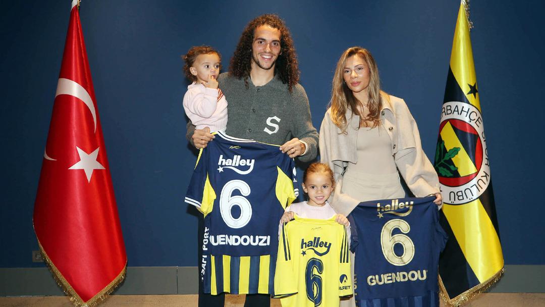 Mattéo Guendouzi resmen Fenerbahçe de! İmzayı attı, ilk pozu ailesiyle verdi 3