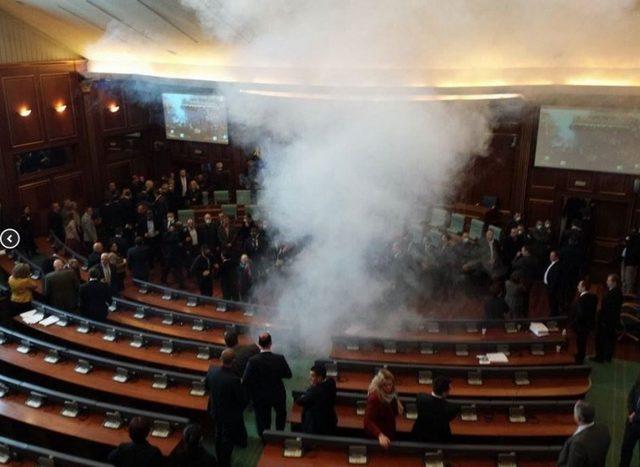Kosova Meclisine gaz bombası atıldı