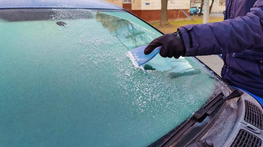 Buzlanan ara&ccedil; camı zarar vermeden nasıl &ccedil;&ouml;z&uuml;l&uuml;r?