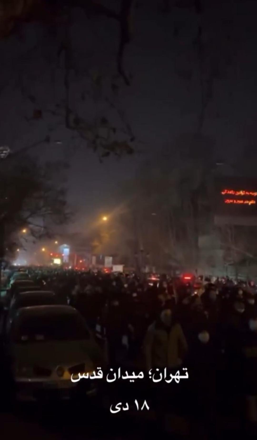 İran da kaos artıyor! İnternet &uuml;lke genelinde kesildi, sokaklar yangın yerine d&ouml;nd&uuml;: 42 &ouml;l&uuml; 2