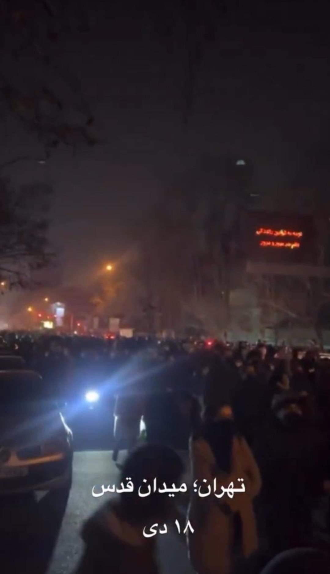 İran da kaos artıyor! İnternet &uuml;lke genelinde kesildi, sokaklar yangın yerine d&ouml;nd&uuml;: 42 &ouml;l&uuml; 3