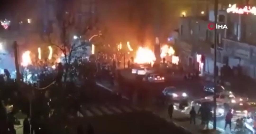 İran da kaos artıyor! İnternet &uuml;lke genelinde kesildi, sokaklar yangın yerine d&ouml;nd&uuml;: 42 &ouml;l&uuml; 5