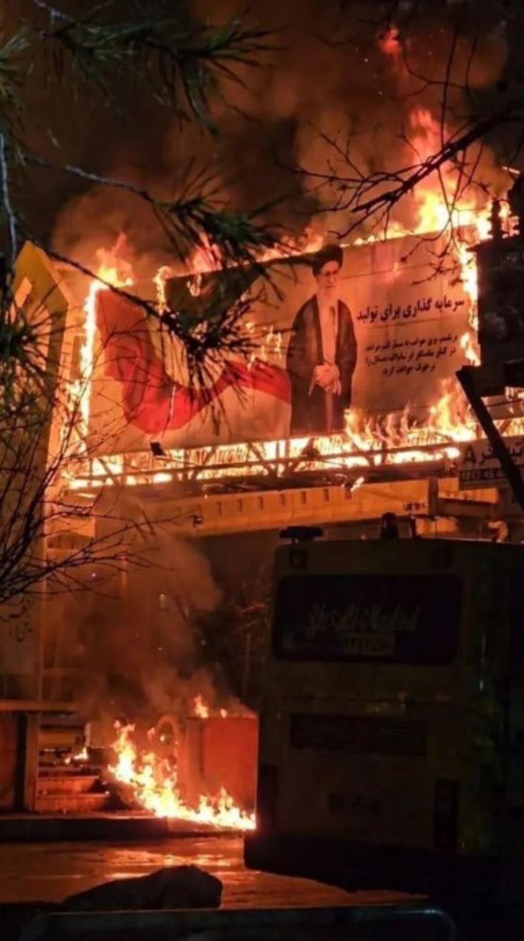 İran da kaos artıyor! İnternet &uuml;lke genelinde kesildi, sokaklar yangın yerine d&ouml;nd&uuml;: 42 &ouml;l&uuml; 4