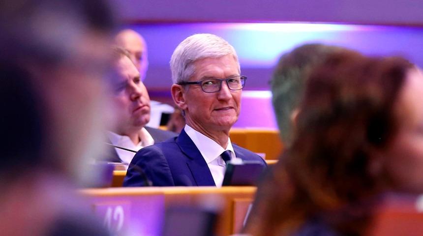 Apple CEO'su Tim Cook'un 2025 geliri dudak u&ccedil;uklattı: Maaşı 2016'dan beri aynı ama kazancı 74 milyon dolar!