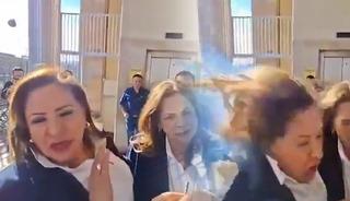 Muhalif milletvekilinin kafasına el bombası attılar! O anlar kamerada