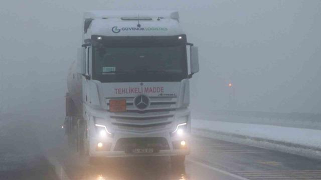 Bolu Dağı&rsquo;nda sis ve hafif kar yağışı etkili oluyor: G&ouml;r&uuml;ş mesafesi 30 metreye d&uuml;şt&uuml; 5