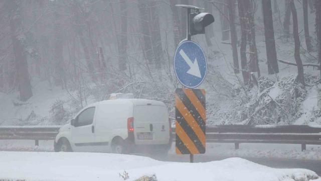 Bolu Dağı&rsquo;nda sis ve hafif kar yağışı etkili oluyor: G&ouml;r&uuml;ş mesafesi 30 metreye d&uuml;şt&uuml; 2