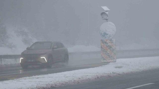 Bolu Dağı&rsquo;nda sis ve hafif kar yağışı etkili oluyor: G&ouml;r&uuml;ş mesafesi 30 metreye d&uuml;şt&uuml; 1