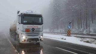 Bolu Dağı’nda sis ve hafif kar yağışı etkili oluyor: Görüş mesafesi 30 metreye düştü