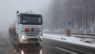 Bolu Dağı&rsquo;nda sis ve hafif kar yağışı etkili oluyor: G&ouml;r&uuml;ş mesafesi 30 metreye d&uuml;şt&uuml;