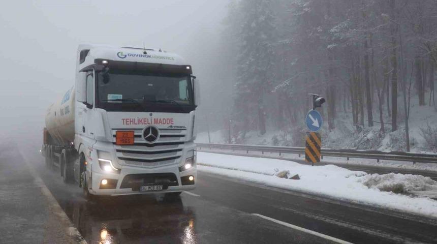 Bolu Dağı&rsquo;nda sis ve hafif kar yağışı etkili oluyor: G&ouml;r&uuml;ş mesafesi 30 metreye d&uuml;şt&uuml;
