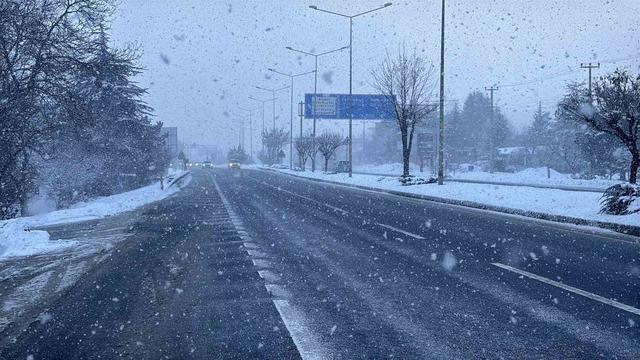 Bolu&rsquo;da kar yağışı etkili oluyor 4