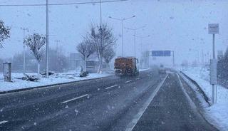 Bolu&rsquo;da kar yağışı etkili oluyor