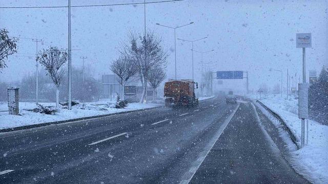 Bolu’da kar yağışı etkili oluyor