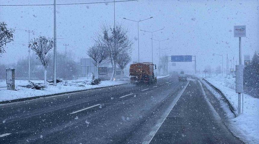 Bolu&rsquo;da kar yağışı etkili oluyor
