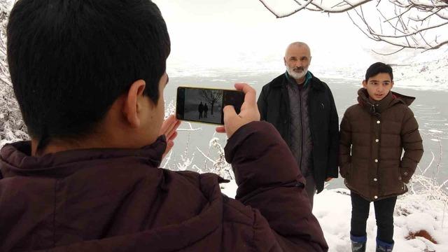 Adıyaman&rsquo;da &Ccedil;at Barajı&rsquo;nın y&uuml;zeyi buz tuttu 7