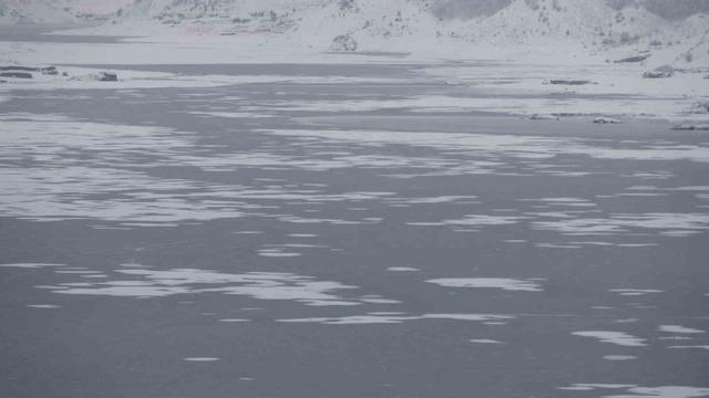 Adıyaman&rsquo;da &Ccedil;at Barajı&rsquo;nın y&uuml;zeyi buz tuttu 6