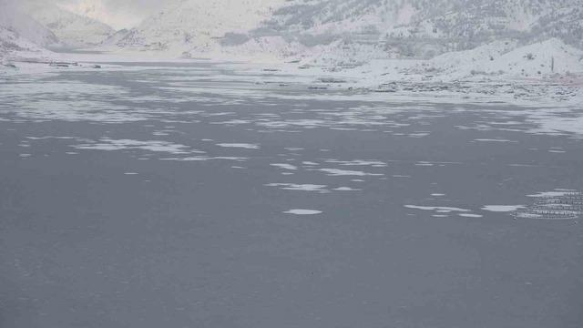 Adıyaman&rsquo;da &Ccedil;at Barajı&rsquo;nın y&uuml;zeyi buz tuttu 4