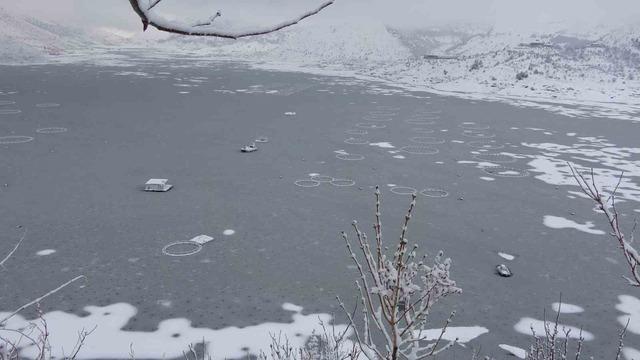 Adıyaman&rsquo;da &Ccedil;at Barajı&rsquo;nın y&uuml;zeyi buz tuttu 1