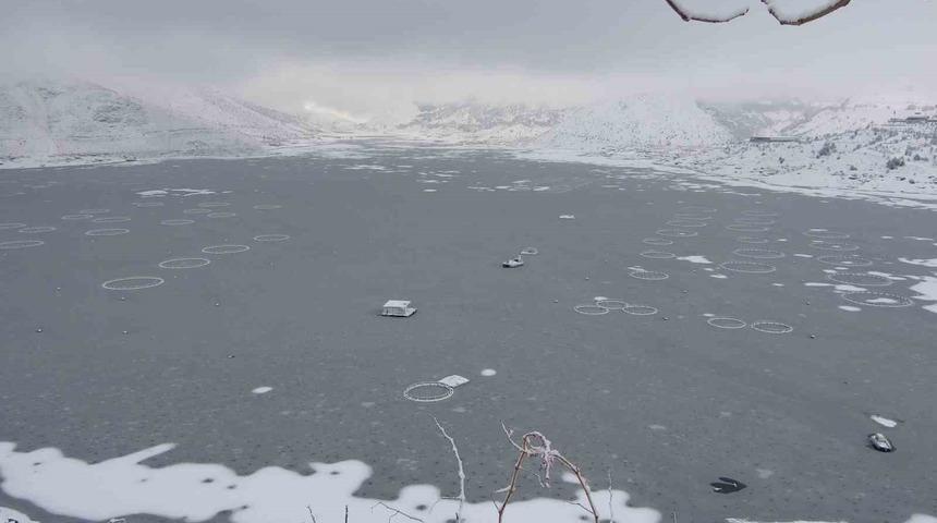 Adıyaman&rsquo;da &Ccedil;at Barajı&rsquo;nın y&uuml;zeyi buz tuttu