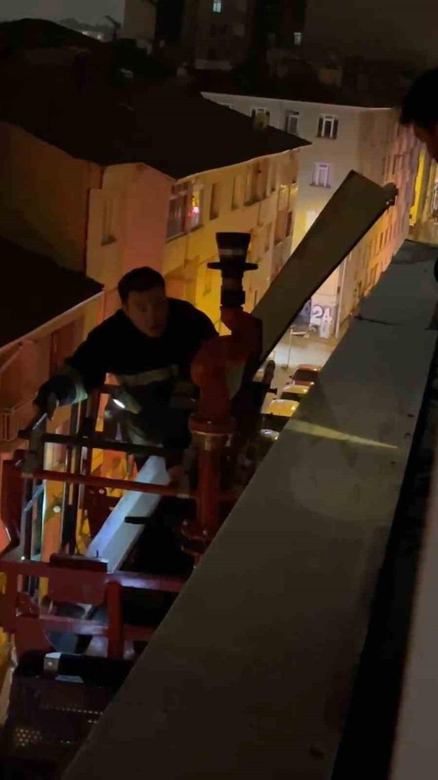 Binadan sarkan metal par&ccedil;a i&ccedil;in itfaiyeden gece operasyonu 2