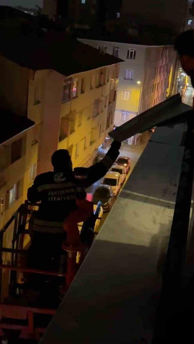 Binadan sarkan metal par&ccedil;a i&ccedil;in itfaiyeden gece operasyonu 1