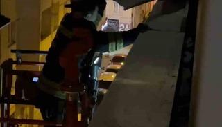 Binadan sarkan metal par&ccedil;a i&ccedil;in itfaiyeden gece operasyonu