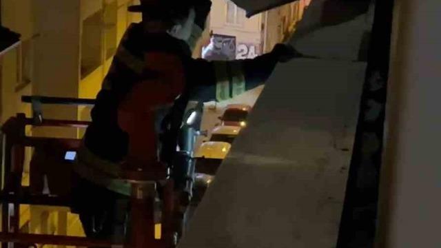 Binadan sarkan metal parça için itfaiyeden gece operasyonu