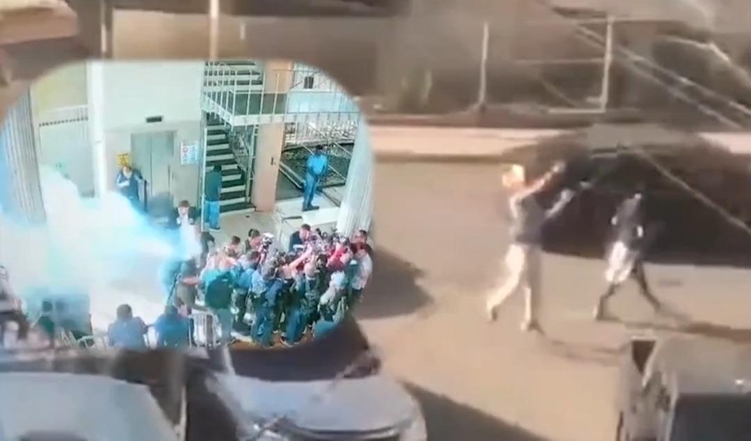 Milletvekiline el yapımı patlayıcı fırlattılar! İşte o anlar 2