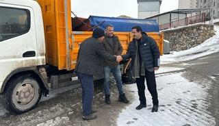 Başkan Taşkın, karla m&uuml;cadele &ccedil;alışmalarını sahada inceledi