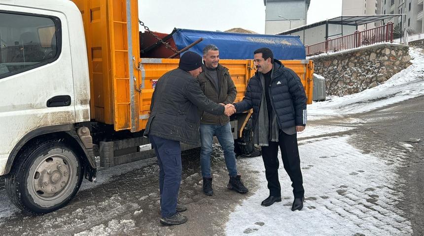 Başkan Taşkın, karla m&uuml;cadele &ccedil;alışmalarını sahada inceledi