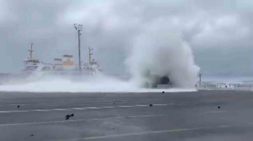 Yalova&rsquo;daki fırtınadan &ccedil;arpıcı g&ouml;r&uuml;nt&uuml;ler