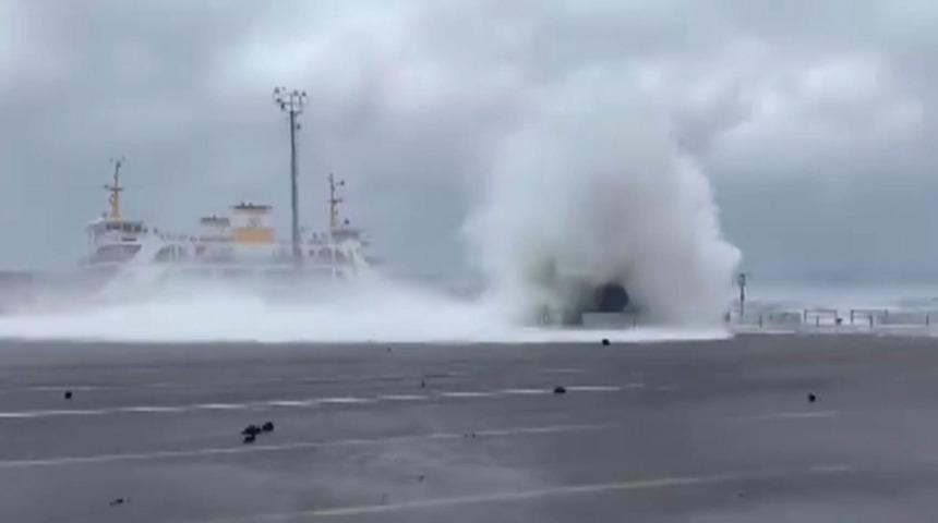 Yalova&rsquo;daki fırtınadan &ccedil;arpıcı g&ouml;r&uuml;nt&uuml;ler