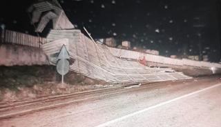 Bilecik&rsquo;te fırtına fabrikanın &ccedil;atısını u&ccedil;urdu