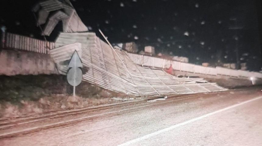 Bilecik&rsquo;te fırtına fabrikanın &ccedil;atısını u&ccedil;urdu