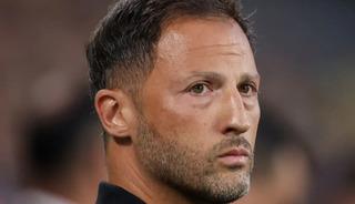 Fenerbah&ccedil;e'de yaprak d&ouml;k&uuml;m&uuml; s&uuml;r&uuml;yor, giden gidene! "Bana m&uuml;saade" dedi, bavulunu topladı