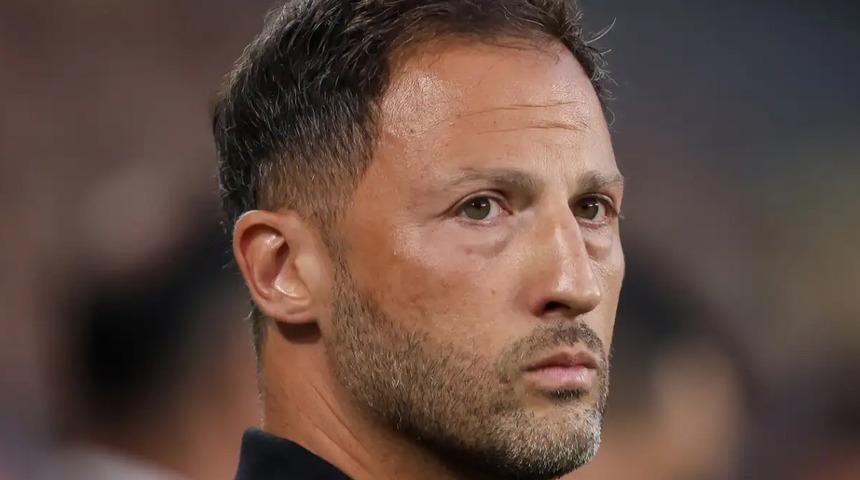 Fenerbah&ccedil;e'de yaprak d&ouml;k&uuml;m&uuml; s&uuml;r&uuml;yor, giden gidene! "Bana m&uuml;saade" dedi, bavulunu topladı