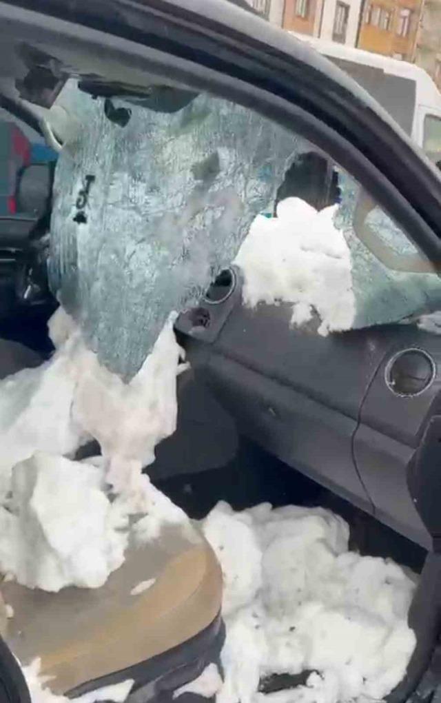 Otomobilin üzerine kar kütlesi düştü: 1 yaralı 8