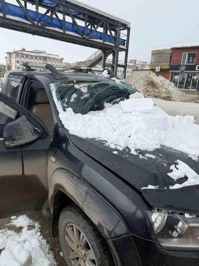 Otomobilin üzerine kar kütlesi düştü: 1 yaralı 7