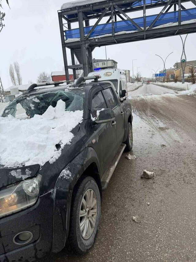 Otomobilin üzerine kar kütlesi düştü: 1 yaralı 6